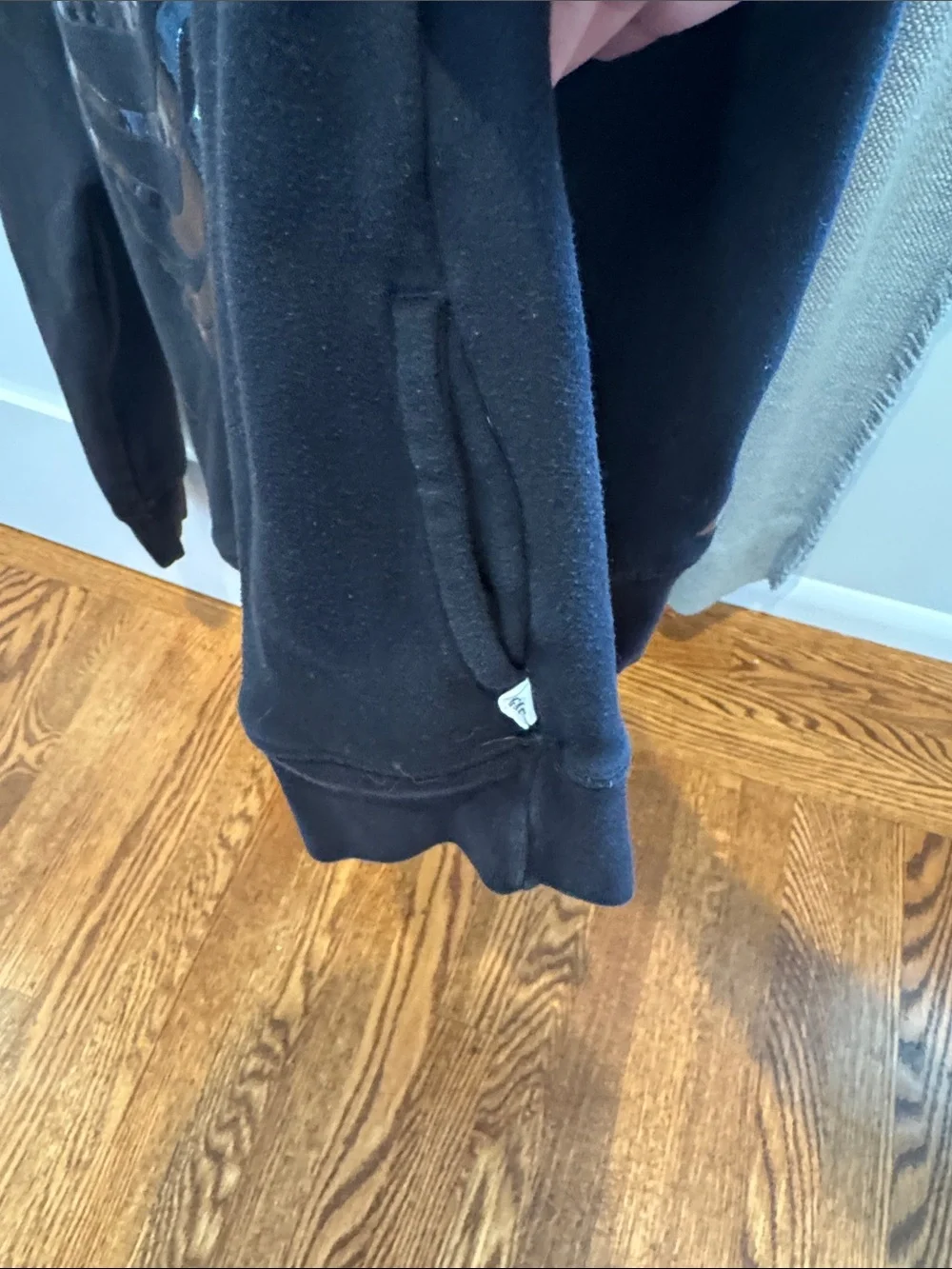 GAP black pullover